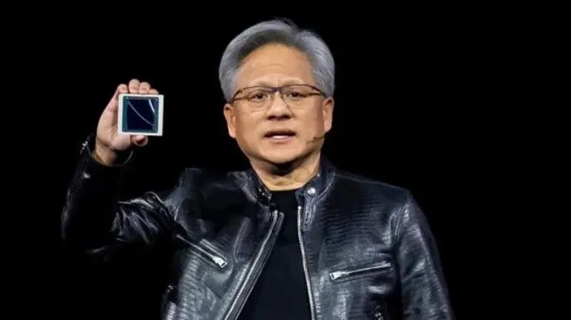 Jensen Huang, CEO da Nvidia, mostra o novo chip Blackwell em março. Imagem: BBC